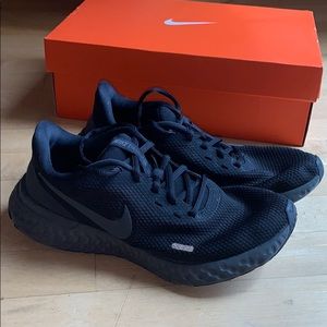 Women’s Nike Revolution 5 (Black) w/ Box